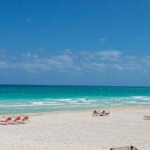 playa azul con tumbonas en jardines del rey cuba