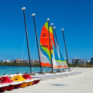 catamaranes y bicicletas acuáticas en playa azul y soleada