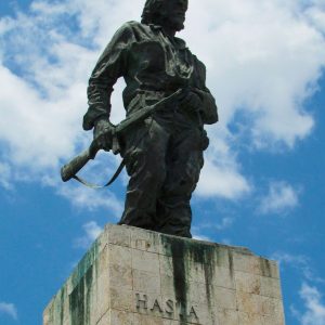 escultura del che guevara sobre pedestal