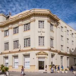 la fachada de un hotel de ciudad